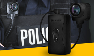 カメラのボディーです。 米警察が鍛えたウエアラブルカメラ、頑丈で最大12時間使用可能 | 日経